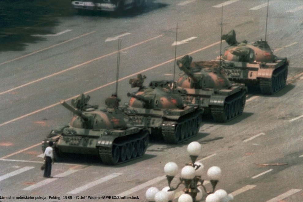 1989年6月5日,长安街。无名男子只身阻挡坦克车队。