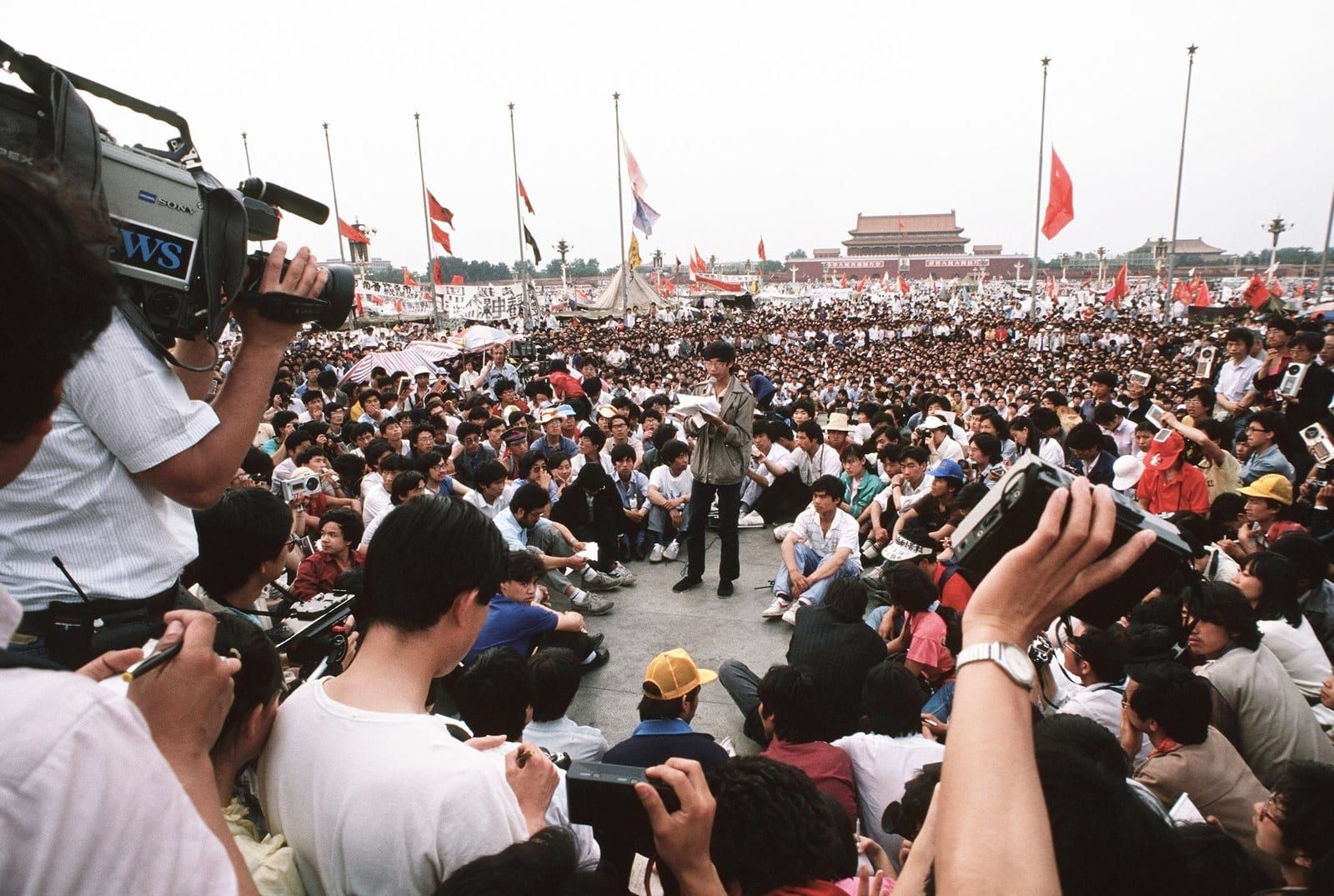 1989年5月,天安门广场。抗争高峰期,广场上聚集的学生与声援市民。